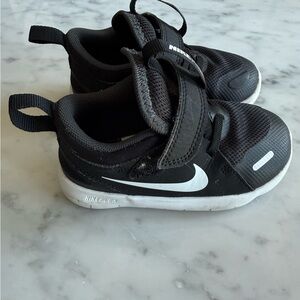 Nike Toddler Black and White Athletic Shoes - Easy Velcro Size 7C